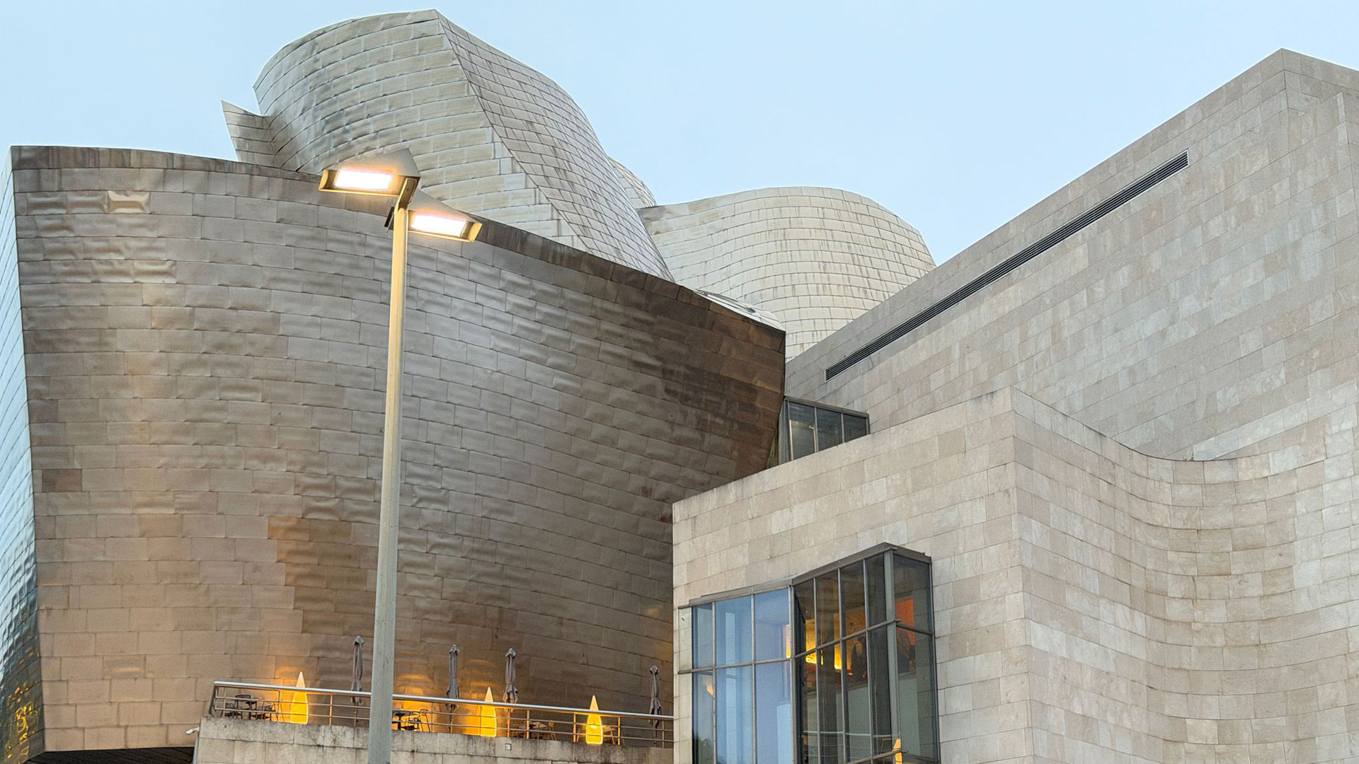 Muzeum Guggenheima w Bilbao – architektoniczne dzieło Franka Gehry’ego
