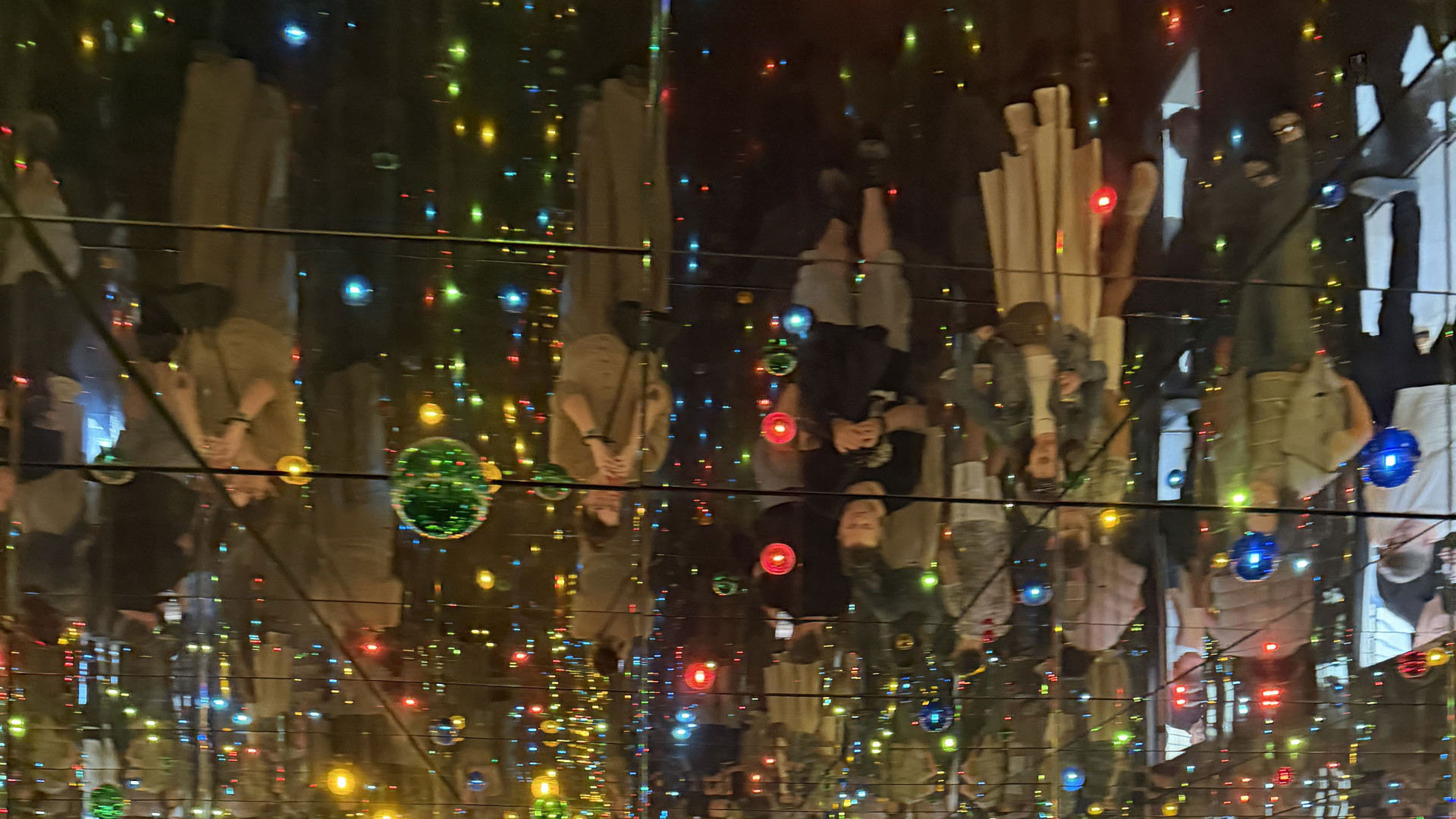 Yayoi Kusama i „Infinity Mirrored Room – A Wish for Human Happiness Calling from Beyond the Universe”
